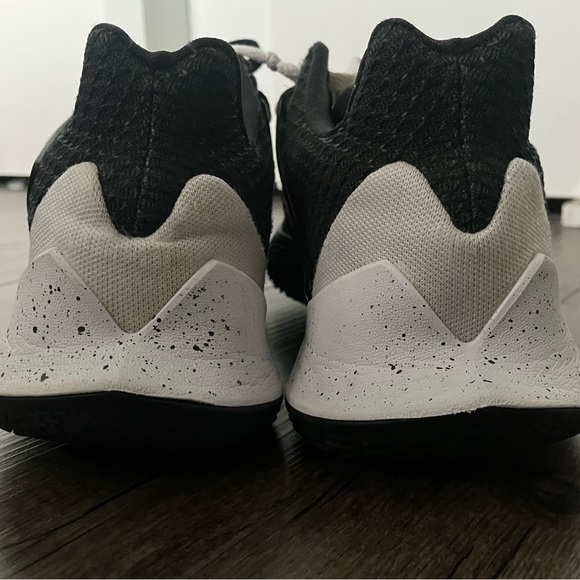 NIKE KYRIE 2 LOW Black and White Size 8.5 Men’s & Womens - Picture 3 of 10